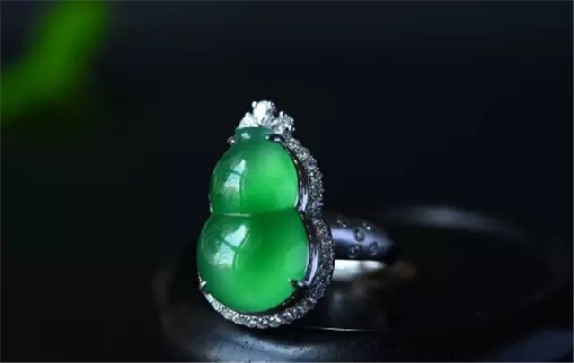 女士佩戴翡翠葫芦的寓意有哪些？一起来看看这篇文章！   第1张