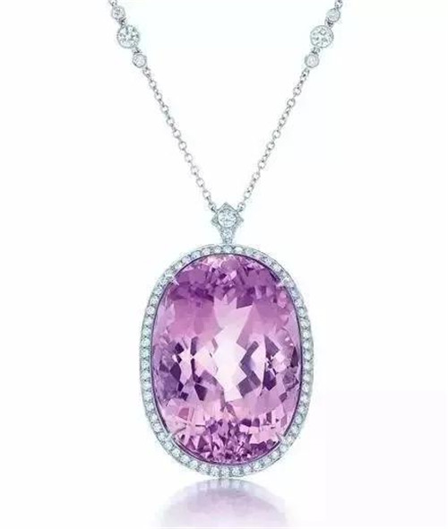 翡翠赌石市场翡翠玉石遇光会褪色的宝石！  第4张