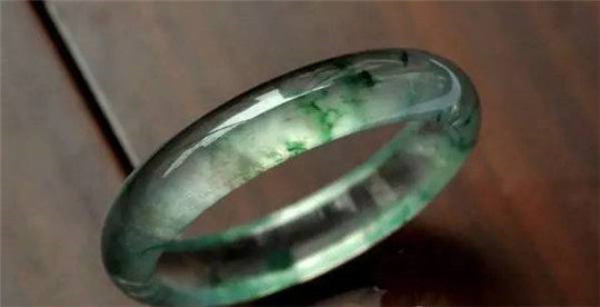 黄翡翠戒指的价格珠宝黑、裂、暗淡？怎么办？  第8张