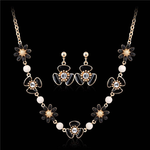 缅甸翡翠原石切开廯代图片这些首饰代表的寓意不同，可别买错了  第2张