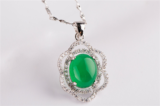 翡翠原石解石现场视频佩戴绿玉髓能够带来好运！绿玉髓价格多少？  第2张