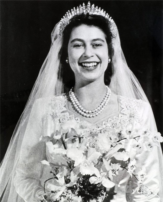 一起看看英国皇室的女人佩戴的蓝宝石  第10张