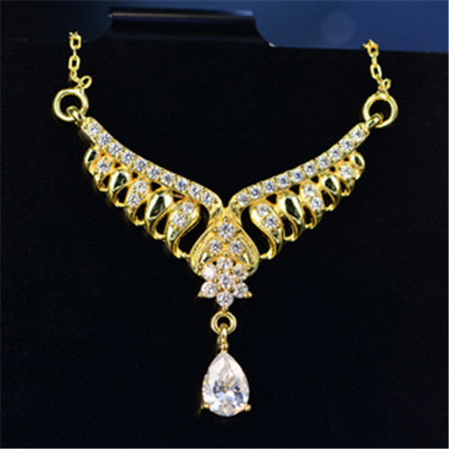 带翡翠手镯的讲究春节买金饰警惕套路，了解这些潮流不亏损  第1张