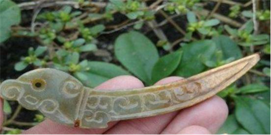 男子不经意捡到玉石,鉴定后没想到 第2张