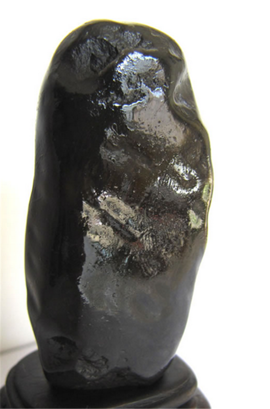 翡翠原石上的绿点乌鸦皮田黄石的价格是多少？  第2张