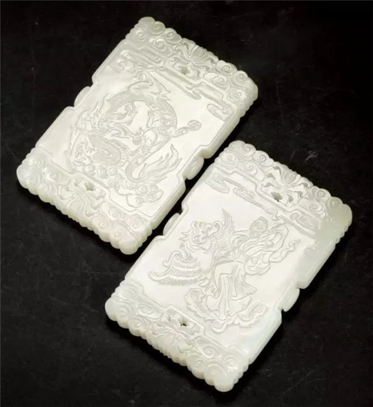 翡翠挂件钻了两个孔人和玉石互相养护的三大秘密！  第1张