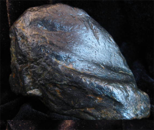 翡翠原石上的绿点乌鸦皮田黄石的价格是多少？  第1张