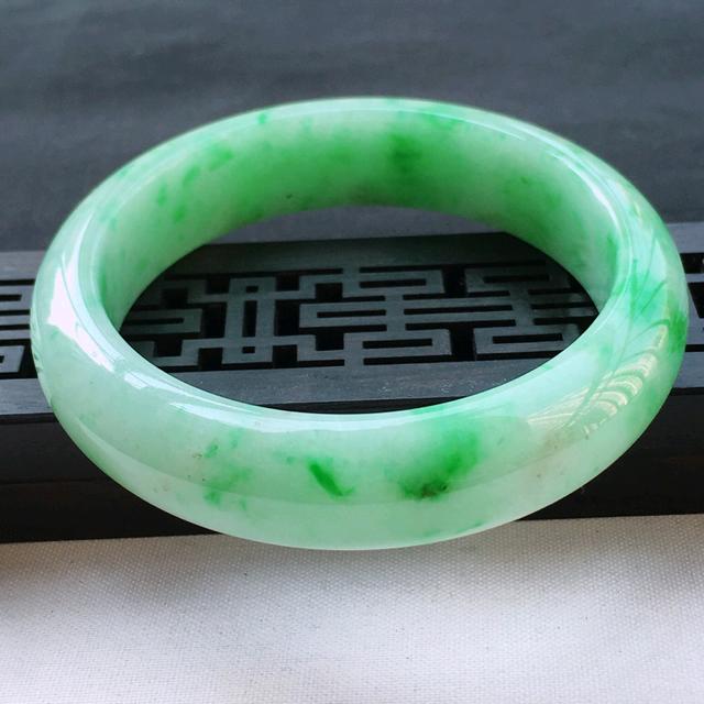 翡翠镯子不透该怎么办？翡翠镯子那样戴，越戴越透   第1张