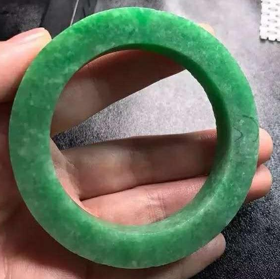 众里寻石千百度，蓦然回首，那原石却在地摊角落处，切开要拍卖？  第5张