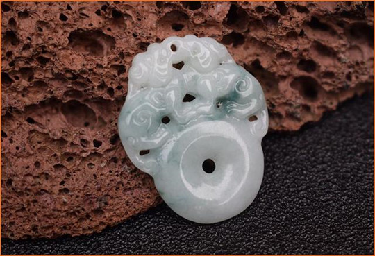 翡翠玉手镯鉴定证书简单几步教你养出好玉石  第1张