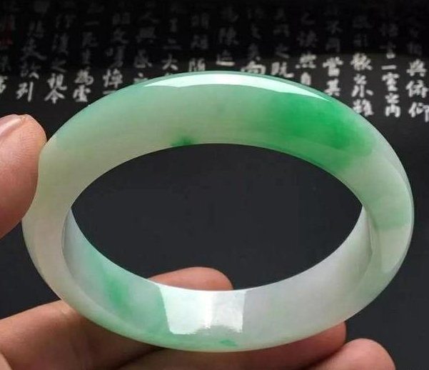 广东揭阳玉石批发缅甸翡翠上大锯，一看木那出奇迹，小伙酒席摆起来了  第6张