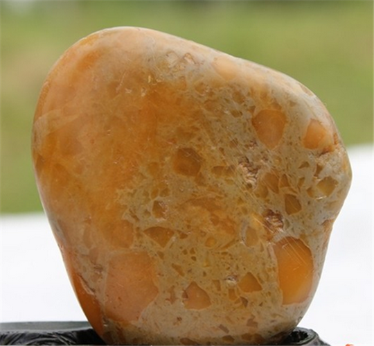 翡翠原石上的绿点乌鸦皮田黄石的价格是多少？  第3张