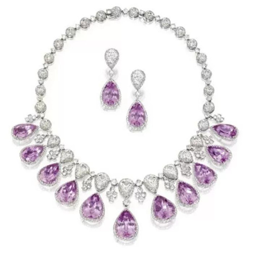 翡翠赌石市场翡翠玉石遇光会褪色的宝石！  第2张