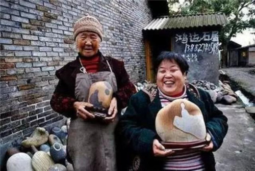 这个村庄的人不种田不种地，却靠捡石头家家买车买房  第3张