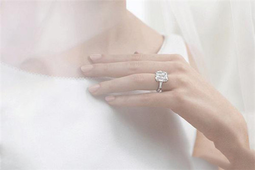 钻戒换戒托怎么收费的？  第1张