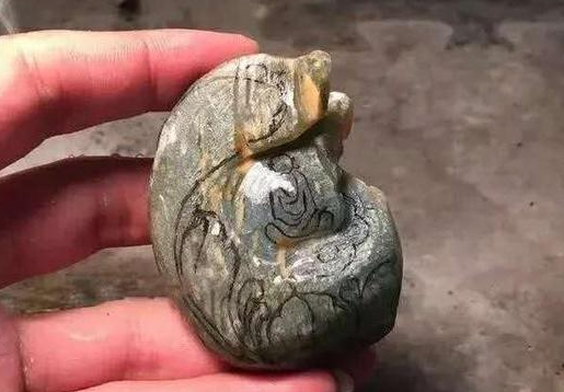 云南翡翠公盘旁观者大言不惭，说朋友入手的翡翠原石是废料，结果却遭疯狂打脸  第4张