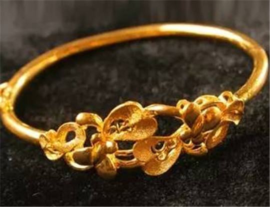 黄翡翠戒指的价格珠宝黑、裂、暗淡？怎么办？  第7张