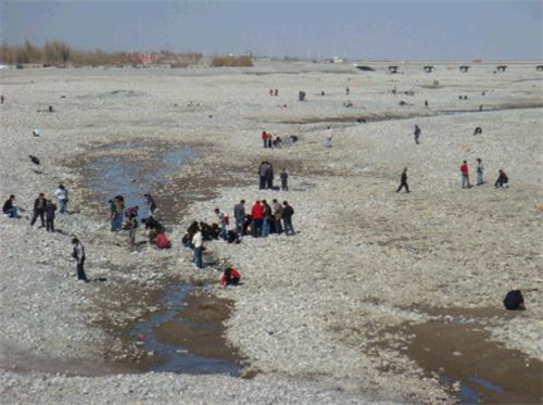 翡翠手镯颜色绿自己捡的石头是不是玉石，怎么判断？  第3张