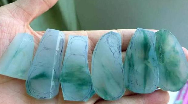 翡翠原石皮壳翻砂图解小伙小千价买的全身冒绿的翡翠原石，几经雕刻，多少钱都不卖  第6张