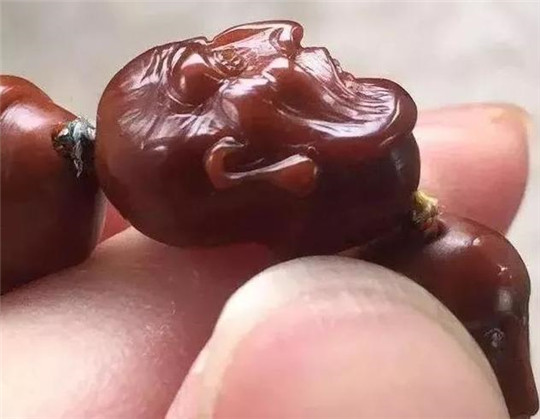 翡翠如何把玩盘一串就能陪伴你到老，这样的手串你有几串？  第6张