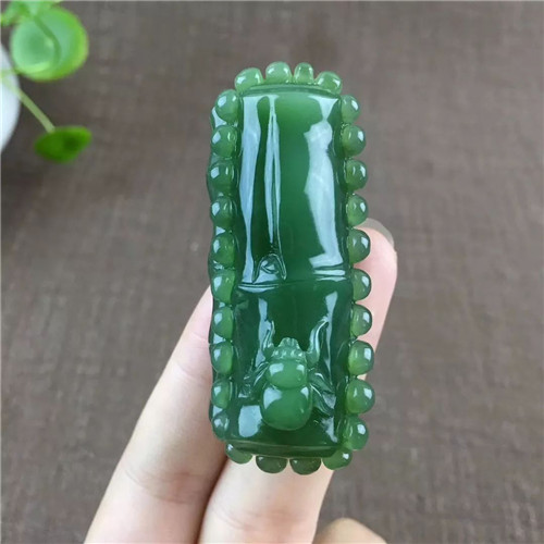 地摊上买玉真的不靠谱吗？  第2张