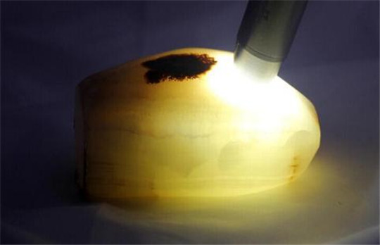 用手电筒看玉石，这是什么招式？  第1张