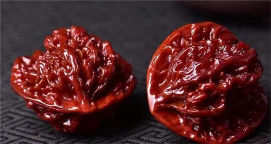 翡翠如何把玩盘一串就能陪伴你到老，这样的手串你有几串？  第3张