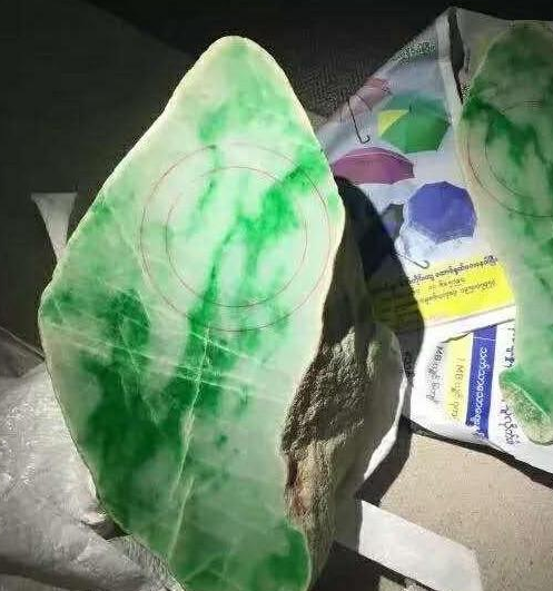 广东揭阳玉石批发缅甸翡翠上大锯，一看木那出奇迹，小伙酒席摆起来了  第3张