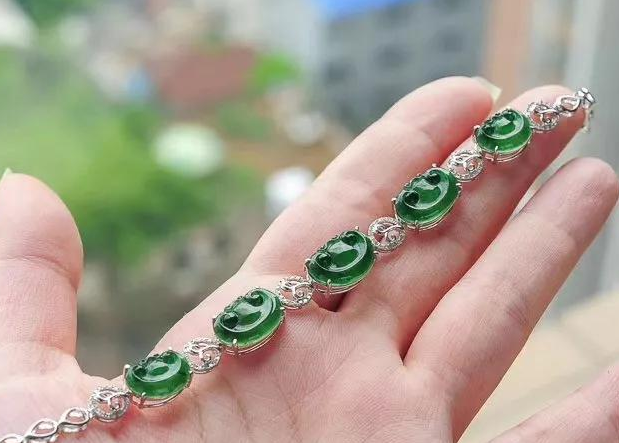 翡翠和玉的差别都说翡翠以绿为贵，绿色翡翠就一定贵吗？  第2张