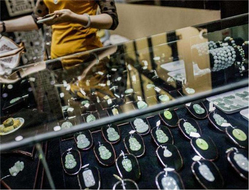 翡翠坠价格哪些玉石假货比较少，可以放心买？  第1张