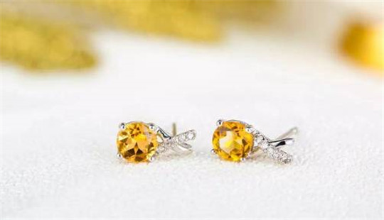 黄翡翠戒指的价格珠宝黑、裂、暗淡？怎么办？  第1张