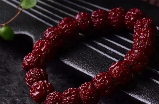 翡翠如何把玩盘一串就能陪伴你到老，这样的手串你有几串？  第2张