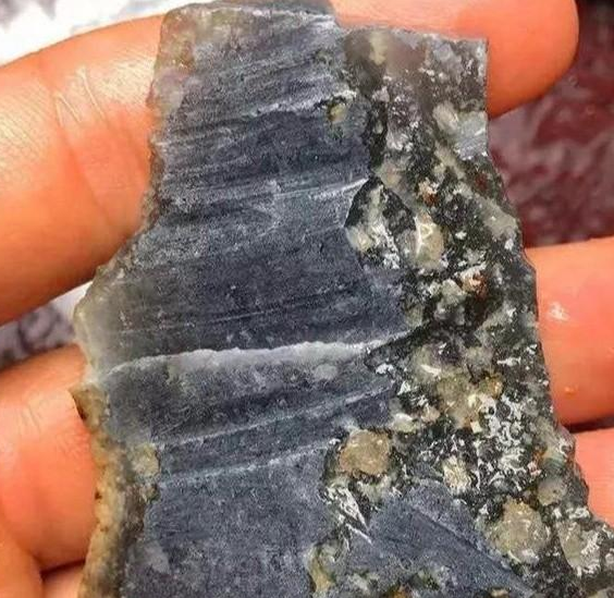 翡翠豆绿手镯本以为是块煤炭险些丢掉，没想到是王者，几经雕琢富到流油  第2张