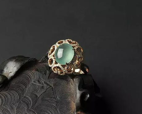 天鹅翡翠吊坠晴水翡翠价格暴跌？这是真的吗？  第2张