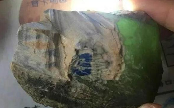 云南翡翠公盘旁观者大言不惭，说朋友入手的翡翠原石是废料，结果却遭疯狂打脸  第2张