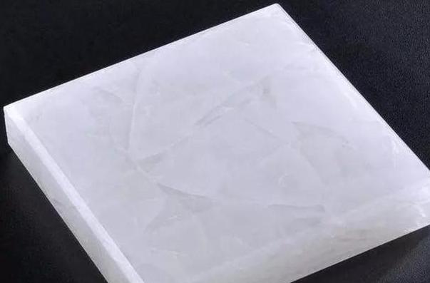 冰种飘兰花翡翠手镯为什么四川汉白玉的价格会比较贵？  第1张