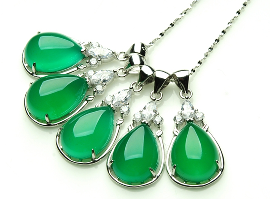 翡翠原石解石现场视频佩戴绿玉髓能够带来好运！绿玉髓价格多少？  第1张