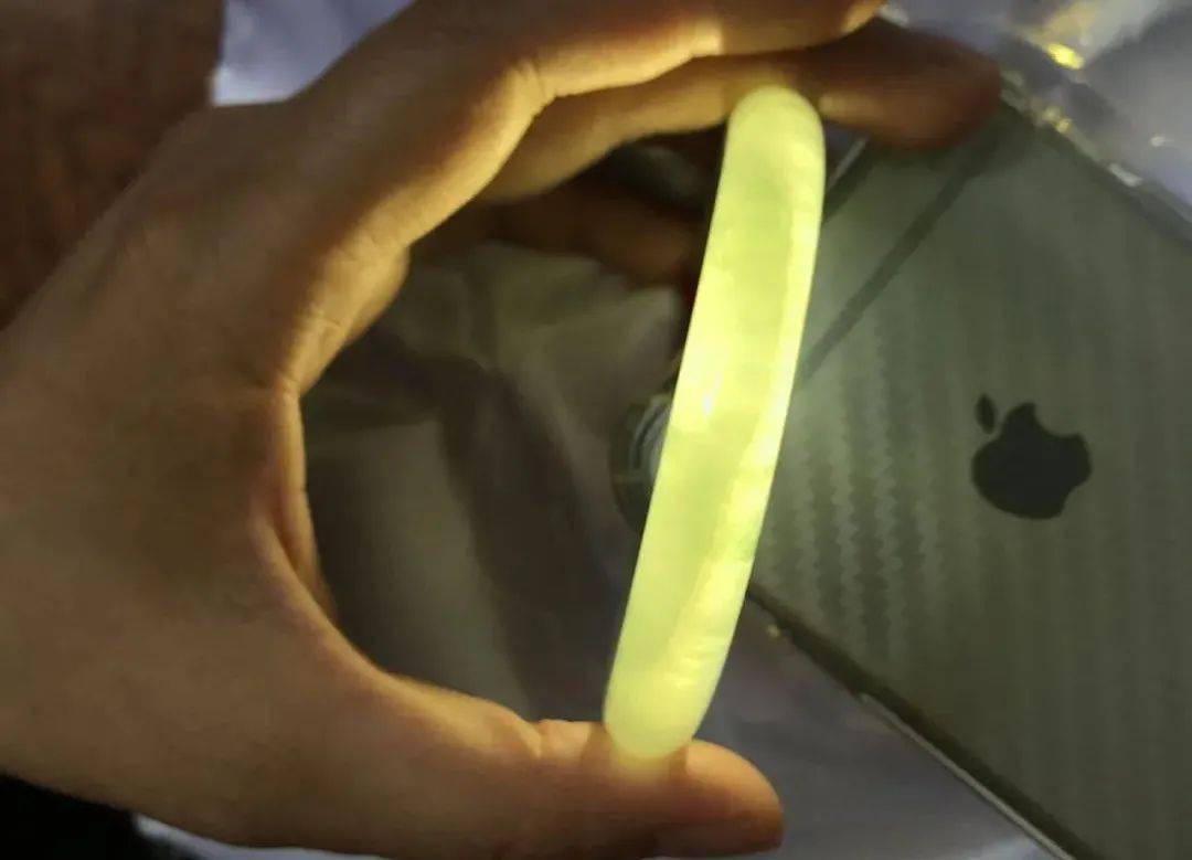 京东上的翡翠是真的吗为何翡翠纹裂不能容忍？坏处过多：变异、变黑、还容易断…… 