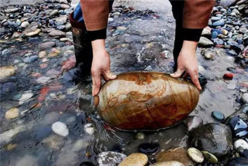 这个村庄的人不种田不种地，却靠捡石头家家买车买房  第1张
