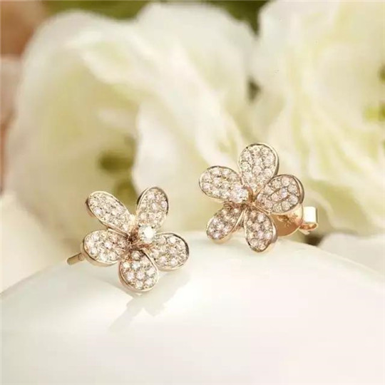 冰种三彩翡翠女人一定要拥有的七件珠宝，你备齐了没？  第4张