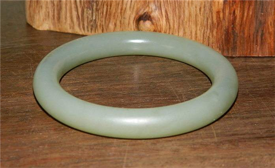 玉镯子一般多少钱网购别只考虑和田玉山料手镯多少钱，这些问题更该关注！  第1张