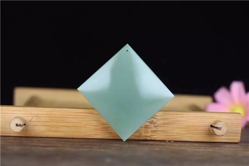 翡翠原石的色花的意思你觉得下一个要火爆的玉是那种？  第1张