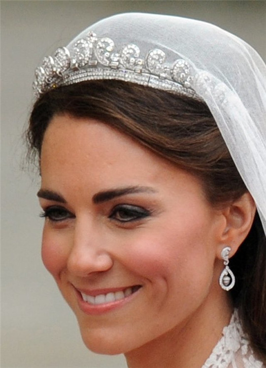 一起看看英国皇室的女人佩戴的蓝宝石  第6张