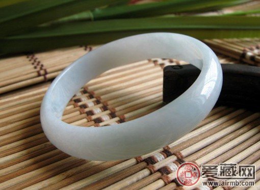 白糯种翡翠挂件合适送给哪些人群佩戴 