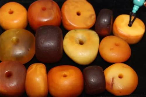 翡翠原石切开后图片 石头教你如何挑选老蜜蜡？  第8张