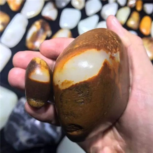 这些和田玉籽料当中的特色料，你了解吗？  第3张