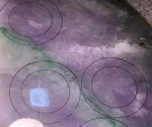 假翡翠原石特征翡翠原石如何解料才能利益最大化？  第6张