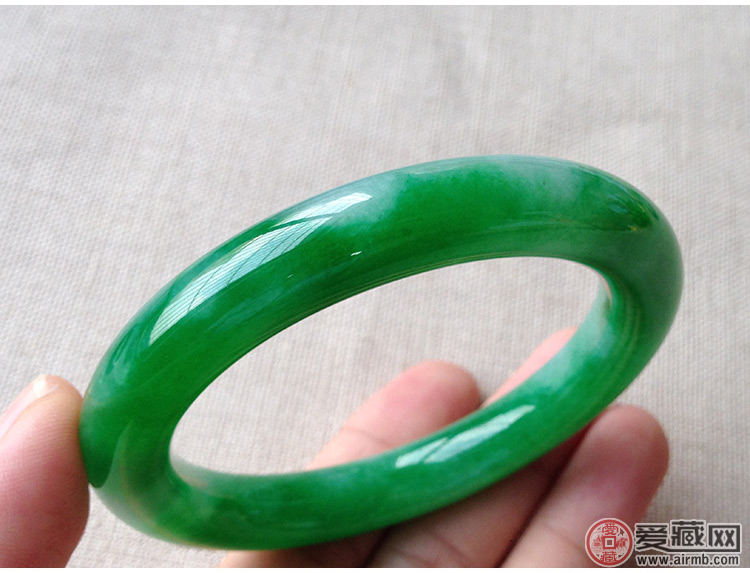 翡翠手镯可以和什么一起戴冰糯种白翡翠手镯制作工序有哪些 