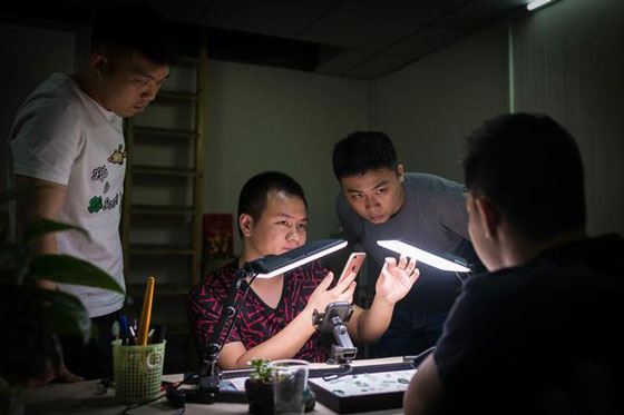 翡翠a货叶子吊坠价格这么火爆的翡翠直播，真的能挑到好的翡翠吗   第1张