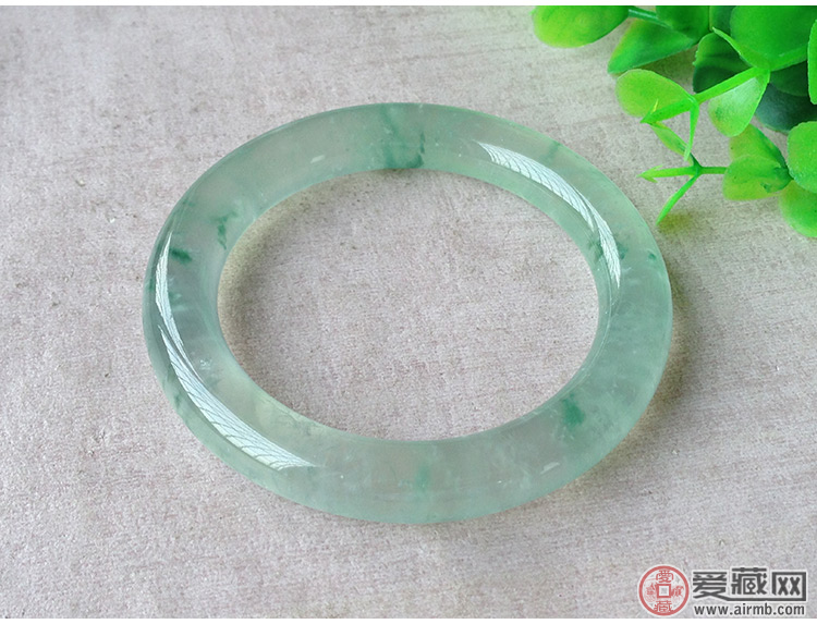 冰糯种翡翠挂件合适送给谁呢 